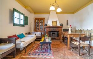 - un salon avec un canapé et une cheminée dans l'établissement 2 Bedroom Pet Friendly Home In Teba, à Teba