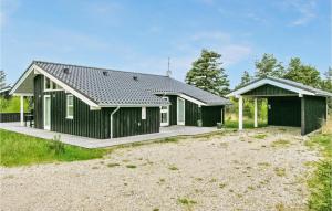 Torup StrandにあるAmazing Home In Fjerritslev With 4 Bedrooms, Sauna And Wifiの白黒の家