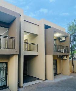 ハボローネにあるCandlewood Apartment 8のバルコニー2つが付いた建物
