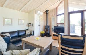 エーベルトフトにあるAwesome Home In Ebeltoft With 3 Bedrooms, Sauna And Wifiのリビングルーム(ソファ、テーブル付)
