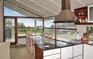 エーベルトフトにある3 Bedroom Stunning Home In Ebeltoftのオープンキッチン、景色を望むダイニングルームが備わります。