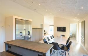 エーベルトフトにあるNice Home In Ebeltoft With 5 Bedrooms, Jacuzzi And Wifiのキッチン、ダイニングルーム(テーブル、椅子付)