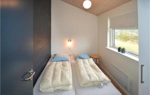 Bøstrupにある3 Bedroom Nice Home In Hjslevの窓付きの小さな部屋のベッド2台
