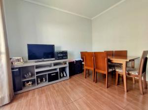 伊塔茹巴的住宿－Básico e Aconchegante，客厅配有餐桌和电视