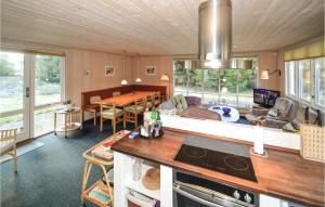 uma cozinha e sala de estar com sala de jantar em Jydehuset em Slettestrand