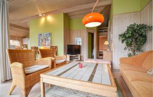 エーベルトフトにあるAwesome Home In Ebeltoft With 3 Bedrooms And Saunaのリビングルーム(ソファ、テーブル付)