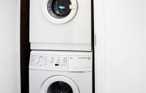 eine Waschmaschine und einen Trockner in einem Zimmer in der Unterkunft Amazing Home In Haderslev With Kitchen in Årøsund