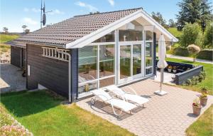 un gazebo con due sedie e un ombrellone di 4 Bedroom Gorgeous Home In Ebeltoft a Ebeltoft