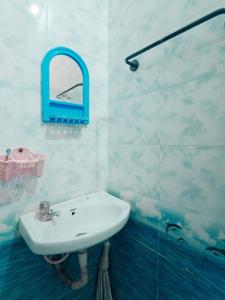 W łazience znajduje się umywalka i lustro. w obiekcie The Last Stop Backpackers Hostel w mieście Auroville