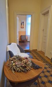 een kamer met een tafel met een bloemstuk erop bij Apartmán Nad hradem in Týnec nad Sázavou