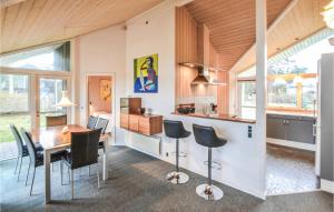 エーベルトフトにあるNice Home In Ebeltoft With 3 Bedrooms, Sauna And Wifiのキッチン、ダイニングルーム(テーブル、椅子付)