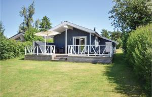 Casa azul con porche y sombrilla en 3 Bedroom Beautiful Home In Silkeborg en Silkeborg