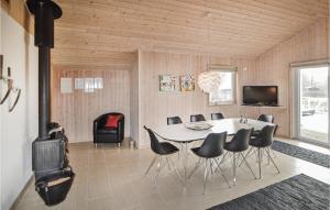 comedor con mesa, sillas y TV en 3 Bedroom Beautiful Home In Silkeborg en Silkeborg