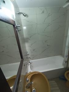 ein Badezimmer mit einer Dusche, einem WC und einer Badewanne in der Unterkunft Hotel FG in Termas de Río Hondo