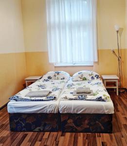 een klein bed in een kamer met een raam bij Apartmán Nad hradem in Týnec nad Sázavou