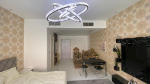 ドバイにある2-Bedrooms TownHouse Villa dxb Gplus1のリビングルーム(天井から吊るされた大きな看板付)