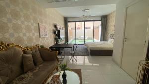 salon z kanapą i łóżkiem w obiekcie 2-Bedrooms TownHouse Villa dxb Gplus1 w Dubaju
