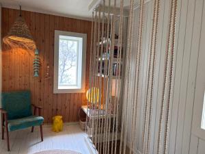 una habitación con una jaula en la esquina de una habitación en Casa Lofoten Ramberg Beach Sauna Surfing Kvalvika Reine en Ramberg
