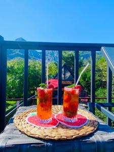 dos cócteles sentados en una mesa en un balcón en Garden Bungalow, en Antalya