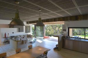 sala de estar amplia con sofá y mesa en Les lofts de palombaggia, en Porto Vecchio