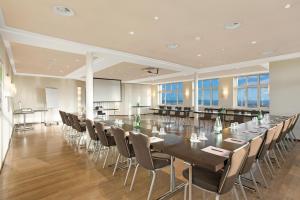 uma sala de conferências com uma mesa longa e cadeiras em Hotel UTO KULM car-free hideaway in Zurich em Zürich