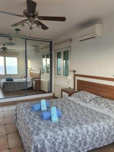 1 dormitorio con 2 camas y toallas azules. en La Vista al Mar, en Balcón del Mar