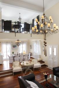A seating area at Villa Casa Del Sol Syros