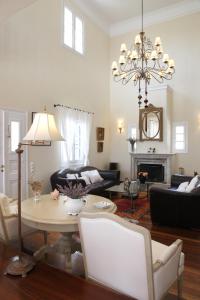 A seating area at Villa Casa Del Sol Syros