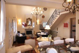 A seating area at Villa Casa Del Sol Syros
