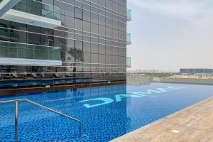 Bazén v ubytování Elite LUX Holiday Homes - Serene Golf View Living 1 BHK in Damac Hills Dubai nebo v jeho okolí