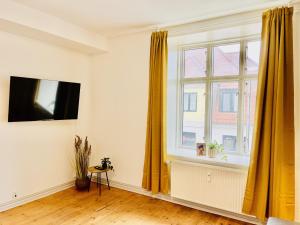 TV a/nebo společenská místnost v ubytování aday - Sunshine apartment in the heart og Hjorring