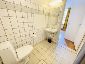 uma casa de banho com um WC e um lavatório em aday - Sunshine apartment in the heart og Hjorring em Hjørring