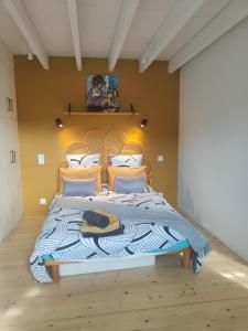A bed or beds in a room at Tannerie 4