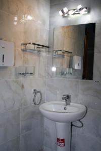 y baño con lavabo y espejo. en COSY HOMES SOUTHB, en Nairobi