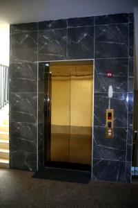 un ascensor en un edificio con una puerta de cristal en COSY HOMES SOUTHB, en Nairobi