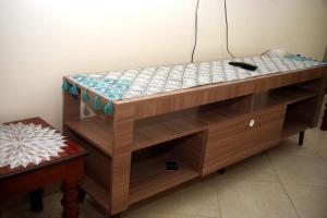 un banco de madera con un colchón encima en COSY HOMES SOUTHB, en Nairobi