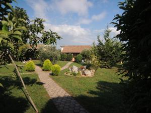 un jardín con un camino que conduce a una casa en Melisa 5, en Poreč