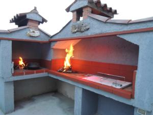 un horno de pizza al aire libre con fuego en Melisa 5, en Poreč