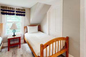 niewielka sypialnia z łóżkiem i oknem w obiekcie Paradise Found Entire Property w mieście Bethel