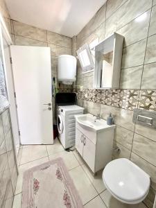 een badkamer met een wastafel en een wasmachine bij Begonvilli Ev in Bodrum City