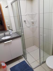 uma casa de banho com um chuveiro, um lavatório e um WC. em Apartamento na melhor localização de Recife no Recife
