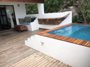 einen Pool auf einer Terrasse mit einem Haus in der Unterkunft Zi Loft Beach Cottage in Matemwe