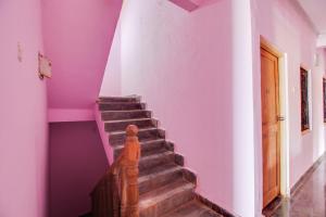 SPOT ON Hotel Thomas Beach في ماندريم: درج في منزل بجدران وردية