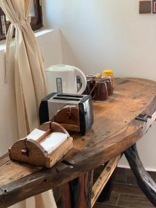 einen Holztisch mit einem Toaster und einem Toaster in der Unterkunft Zi Loft Beach Cottage in Matemwe