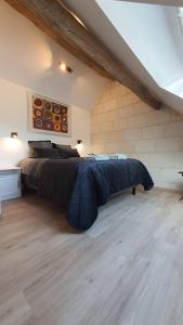 1 dormitorio con 1 cama grande en el ático en Gîte Sweetloire, en La Menitré
