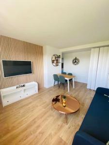 a living room with a couch and a table at Magnifique appartement de 4 chambres 8 personnes max à 20 minutes de Paris in Antony