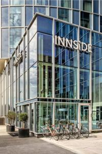 un edificio con bicicletas estacionadas frente a él en INNSiDE by Meliá Amsterdam en Ámsterdam