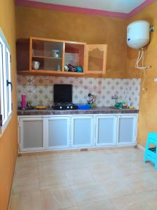 Kuchyň nebo kuchyňský kout v ubytování Luxury apartment Hassilabied Merzouga