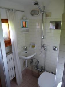 Kúpeľňa v ubytovaní Mansarda in chalet a Cortina