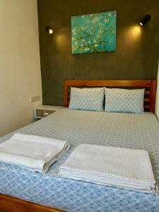 een slaapkamer met een bed met twee handdoeken erop bij Begonvilli Ev in Bodrum City